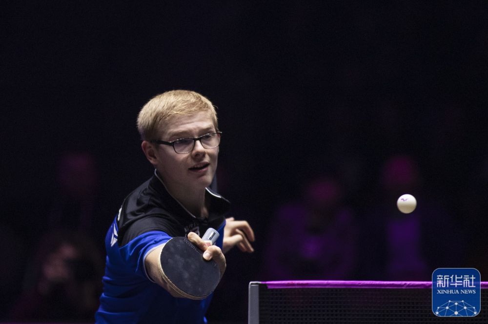 而是借助手 而是借助手